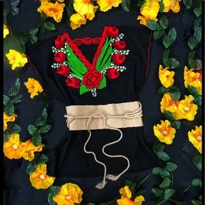 🌺🌷 Beautiful Embroidered Mexican Blouse 🌷🌺